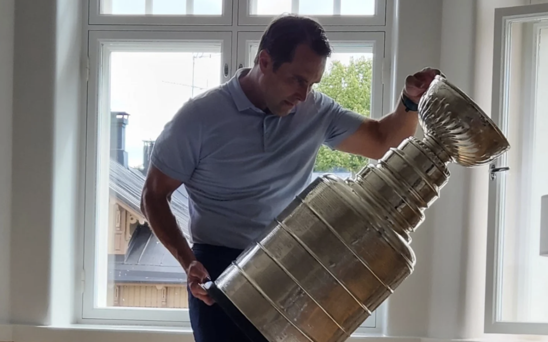 Panthers assistant coach Ruutu does some reading with Stanley Cup